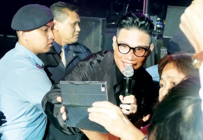休息永康走到台下与歌迷近距离接触,同歌迷握手、自从拍、击掌,表现满满的热血。