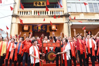 多嘉宾齐抛折纸飞机为大会开幕,曹观友(眼前左)以及叶谋搭(眼前右)虽主持鸣锣。