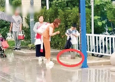 少女在街上诞女婴。