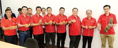 本报管理层在吉玻新闻中心合影,右起叶进煜、李兴前、林星发、陈文辉、林松荣、郑豪然、白裕斌及林亚振。