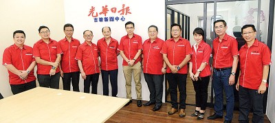 本报管理层合影,左起周志伟、林松荣、郑豪然、李兴前、邱继贰、叶进煜、林星发、陈文辉,周慧妮、白裕斌及林海发。