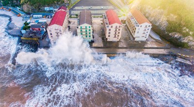 浙江岸边翻起两层楼高的涛澜。(新华社照片)