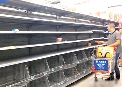 温州苍南县多小超市的菜、尽管食面和面包等商品几乎为一扫而空。