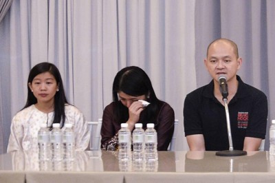 杨美盈(中)听到王建民(右)回忆黄田志生前点滴时,忍不住掉泪。