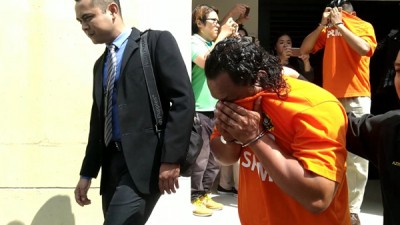 2名男嫌犯(前后)被带离法庭时,全程以衣服遮脸。