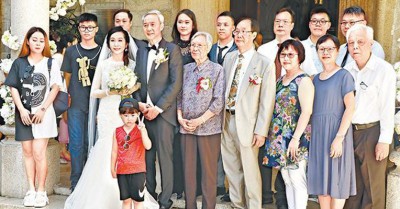 陈荣峻与吴香伦结婚,陈荣峻妈妈、儿孙四代同堂见证。