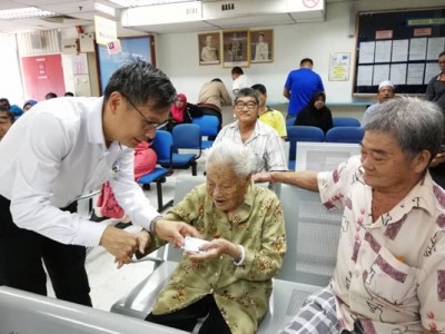 廖泰义將大马卡交陈锦清。