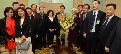 章瑛(左8)捐赠花束予鲁世巍(左7),陪伴者有许综文(左4自从)、陈坤海、张莉、郑来兴以及骆南辉。