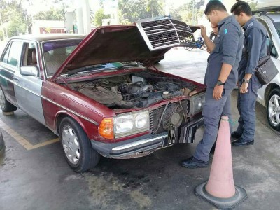 市消局执法组人员检查疑已改装的马赛地轿车。