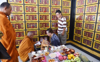 法师诵经,以王青年以及陳福来二话没说片温馨的骨灰安置在共同。