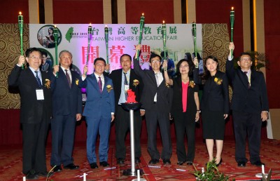 倪可敏(左3)为2018年台湾高等教育展主持开幕仪式,和苏玉龙(左起)、吕元荣、陈绍厚、姚立德、洪慧珠、黄书琪和洪进兴合照留念。