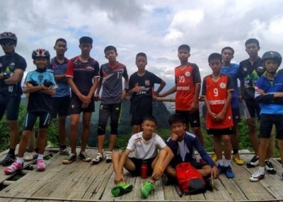 12名少年足球队队员与他们的教练全部生还。