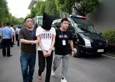 警方拘捕涉案疑犯(中)。