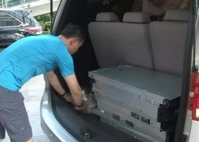 警方将涉案组织在国内租用的伺服器带走调查。