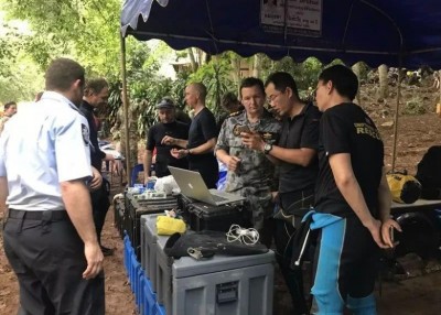 王英颉称,搜救人员决定在洞内每隔50或100米放置气瓶,作为气瓶补给。
