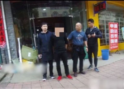 韩男(左二)被捕。