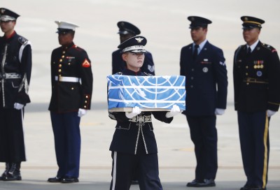 当年死于韩战的美兵遗骸抵达韩国。(法新社照片)