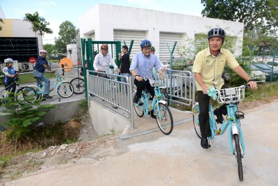 尤端祥率领使用停放在英特尔厂房的LinkBike租用公共脚车。