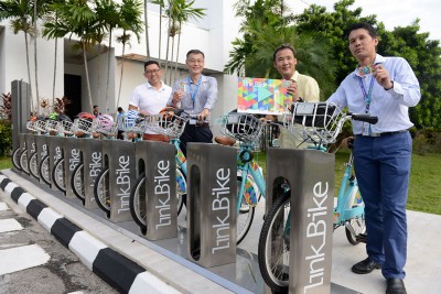 英特尔LinkBike租用公共脚车停放站启用仪式。(右起为)苏承业、尤端祥、黄金发及杨健聪。