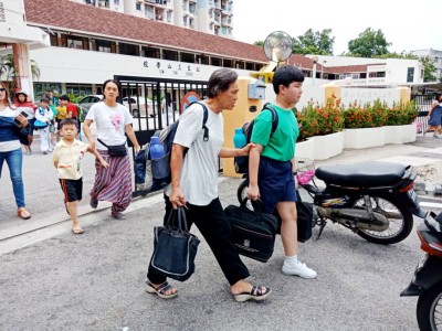 虽然校内有学生感染手足口症,校内仍然有许多学生没有佩戴口罩做足防范措施。