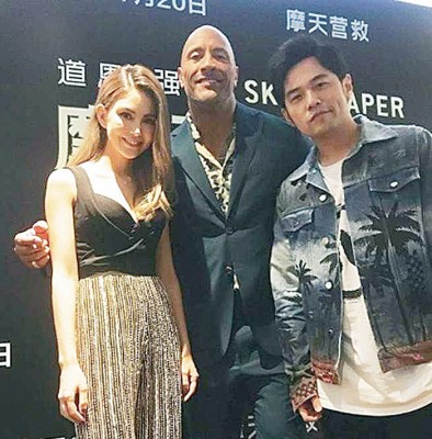 周杰伦、昆凌和巨石强森合影。