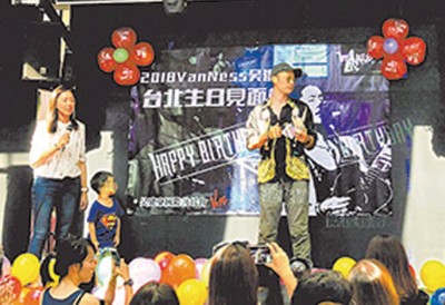 吴建豪(右)一身轻便装扮,和现场满满的女粉丝畅谈近况。