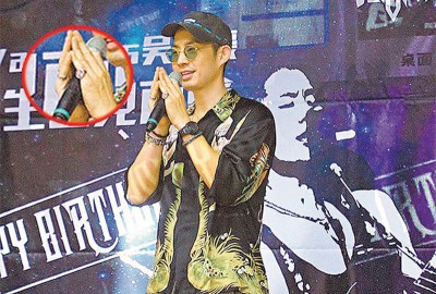 吴建豪与粉丝提前庆生,左手无名指已不见婚戒。