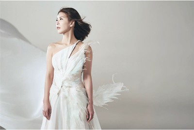 许茹芸拍摄专辑概念照,换上一袭白色礼服洋溢仙气。