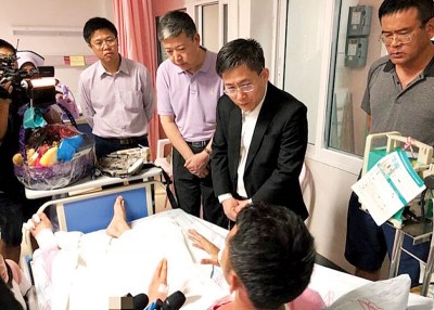 中国驻泰国宋卡总领事周海成(右2)到医院探望受伤的中国游客。