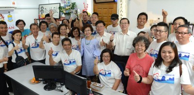 丹绒国会兼巴当哥打州选区服务中心于周日正式投入服务,曹观友与其团队合影留念。