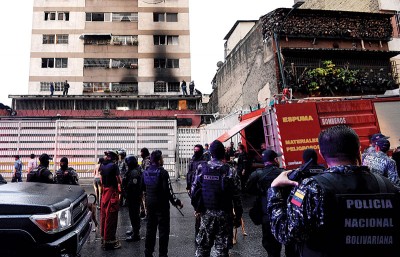 ?隍士兵事后检查现场附近一座大楼。(法新社照片)