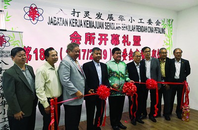 许来贤(左5)作为嘉宾出席八打灵再也发展华小工委会暨第18届(2017/2019)执委会宣誓就职仪式。左起为彭永香、何润兴、林家光、张国郁、蔡庆文、李金泉、钟侑霖、尤荣顺。