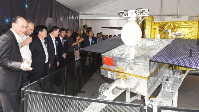 嘉宾参观与实物同等大小的玉兔月球车模型。左1起为邝云龙、拉玛沙米、曹观友、林冠英及鲁世巍。