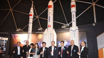 一众嘉宾在3组火箭模型前竖起拇指合影。右1为邝云龙;左4起为隗京花、曹观友、林冠英及鲁世巍。