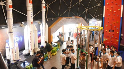 不少学生出席推介礼,并在之后参观科学馆。