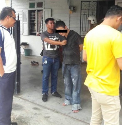 企图与2个儿子同归于尽的华男(右2)被劝服打消自尽念头后,由警员带返警局助查。