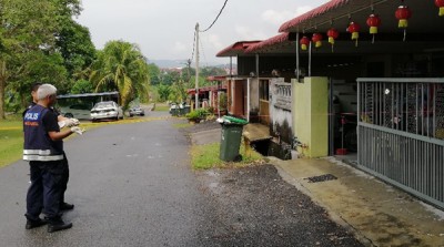 警方人员在案发现场展开调查。