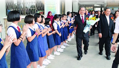 学生列队欢送谭镇剑校长。