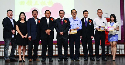 谭镇剑(左5)校长荣休,移交回馈金予日新三大机构。左起郑家霖、洪丽香、颜福和、庄佛和、林俊能、许李南、吴云祥、黄顗莼。