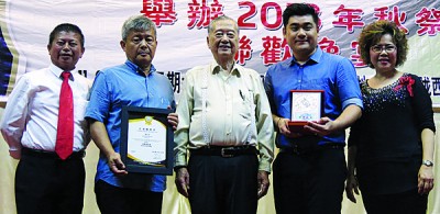 颁赠纪念品予名誉法律顾问与市议员,左起李劲勋、李万源、李斯仁、李维忠以及李四娘。