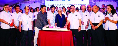 王锦发(右4)带领众嘉宾进行切蛋糕仪式。