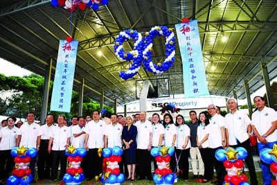 祝友成、王锦发、章瑛、陈国才、罗月清及众嘉宾,为有盖篮球场进行开幕仪式。