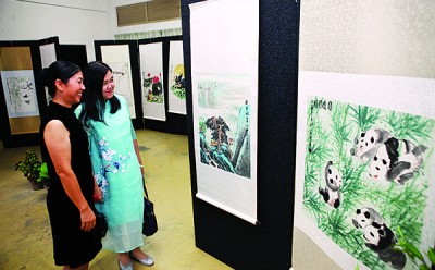 现场也举办画展让校友参观。