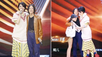 王菲对女儿窦靖童的表现感到十分骄傲。李嫣也冲上台来拥抱窦靖童,一家三口罕见同台。