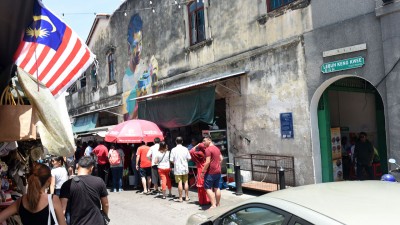从槟榔律转入景贵街之处,可见大批人潮涌入造成该街道水泄不通。