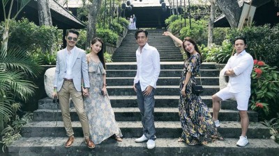 郑嘉颖一班《铁马寻桥》好友周日早出席婚礼,左起为黄嘉乐与女友、马国明、唐诗咏及林子善。