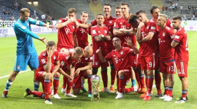 拜仁轻松拿下2018年德国超级杯,赛后门将诺伊尔(左)、老将罗本、本役帽子戏法的莱万多夫斯基(前排右3)及其他队员不乏摆出趣怪表情庆祝。