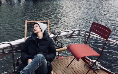 卢凯彤的遗照由余静萍挑选,是去年余静萍在巴黎为她拍摄的。