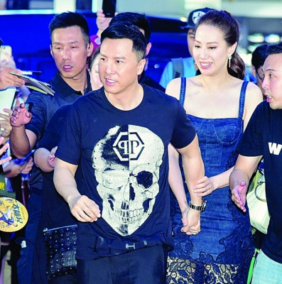 甄子丹带着老婆汪诗诗现身西门町首映红毯。