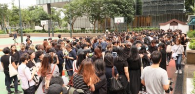 歌迷排满整个球玚,等候进入灵堂致祭。